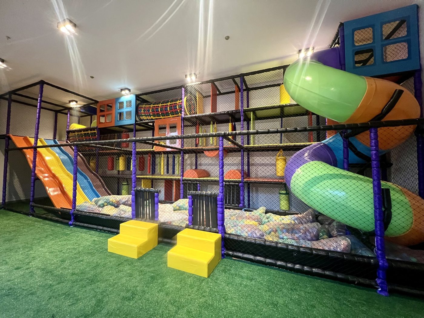 Kid play interno de múltiplos níveis com tubos, redes e piscina de bolinhas